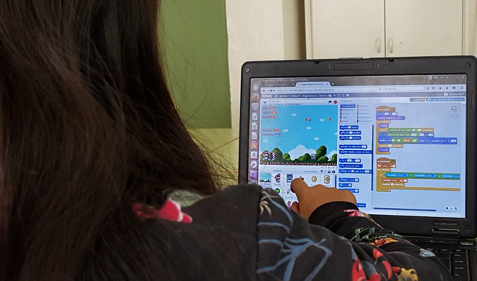 Alumna de Secundaria programando un videojuego con bloques.