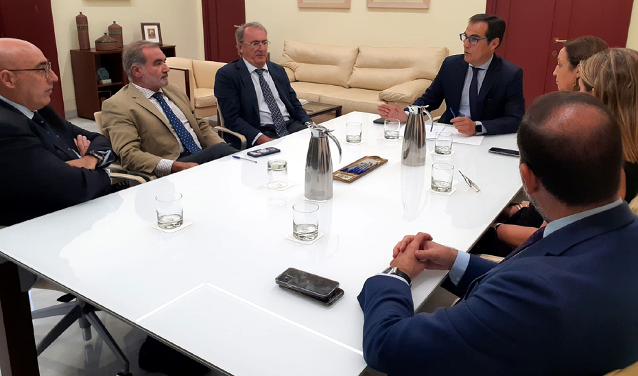 El consejero de Justicia, José Antonio Nieto, durante una reunión con los responsables del Consejo Andaluz de Colegios de Abogados (CADECA).
