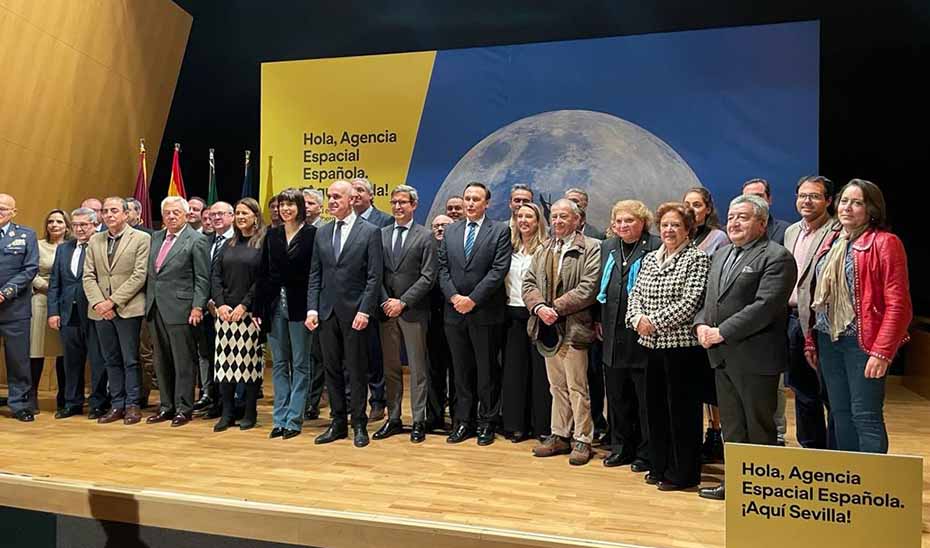 Foto de familia de representantes institucionales en la que será sede de la Agencia Aeroespacial Española.