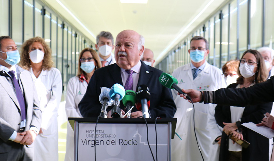 El consejero de Salud y Familias, Jesús Aguirre, durante su intervención a los medios de comunicación.
