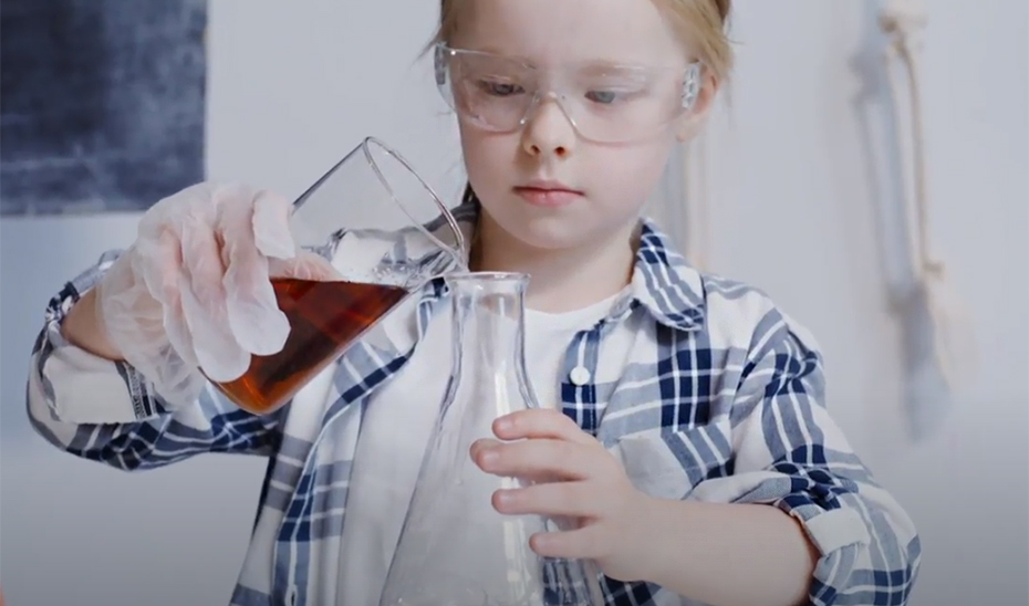 Una niña realiza una actividad en un laboratorio científico.