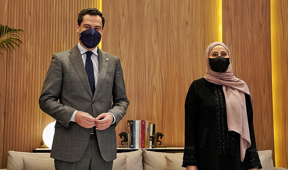 El presidente Juanma Moreno y la ministra Ohood Khalfan Al Roumi, durante su encuentro.