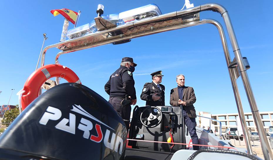 Elías Bendodo, junto a autoridades policiales, en una de las nuevas embarcaciones del Grupo GARZA.