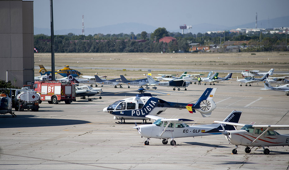 Varias avionetas y un helicóptero de la Policía en un aeródromo (Agencia EP).