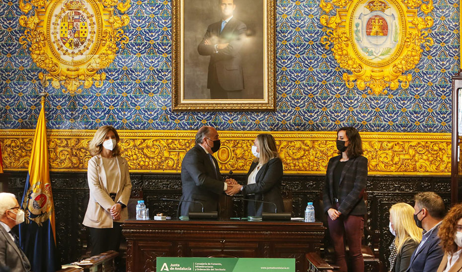 Un momento de la firma del convenio para revitalizar la playa de la Concha de Algeciras.