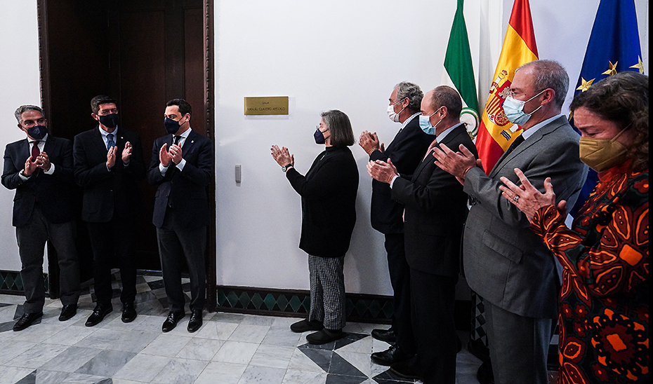 Aplauso tras las rotulación de la sala del Consejo de Gobierno del Palacio de San Telmo como Manuel Clavero Arévalo.
