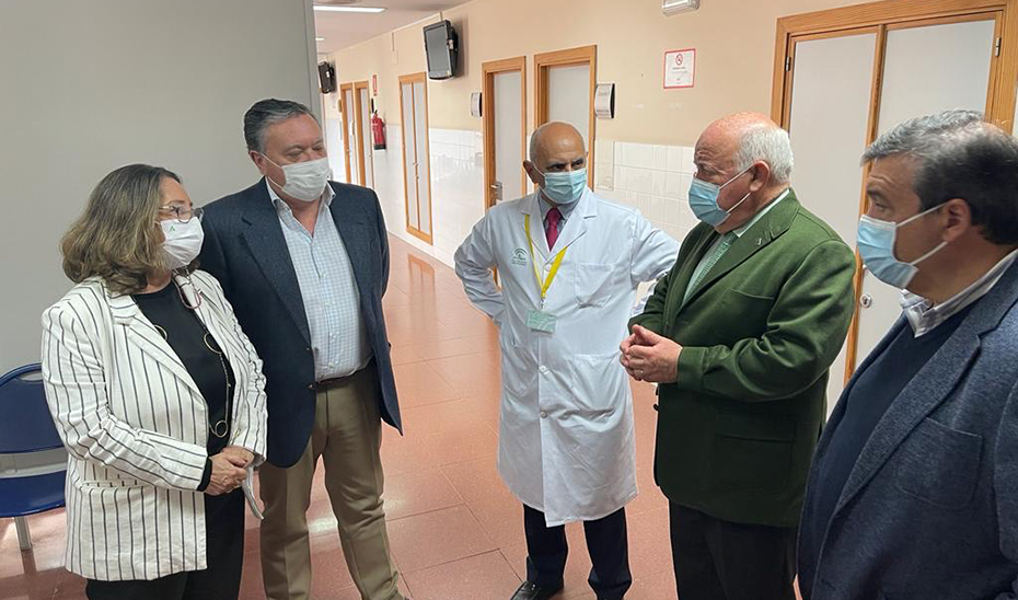 El consejero de Salud y Familias, Jesús Aguirre, visitando este miércoles el centro de salud Amante Laffón en Sevilla tras la reforma.