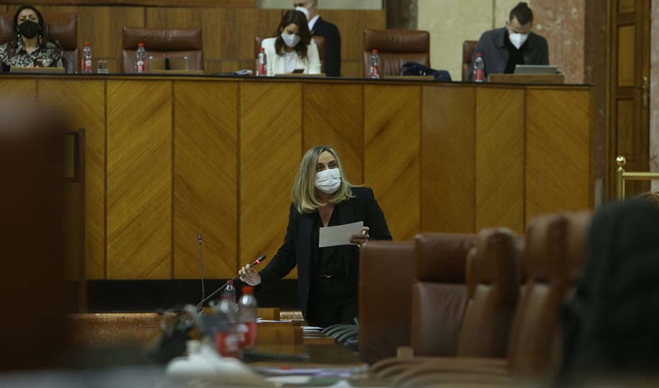 La consejera de Fomento, Marifrán Carazo, interviniendo este jueves durante la sesión del control al Gobierno en el Parlamento andaluz.
