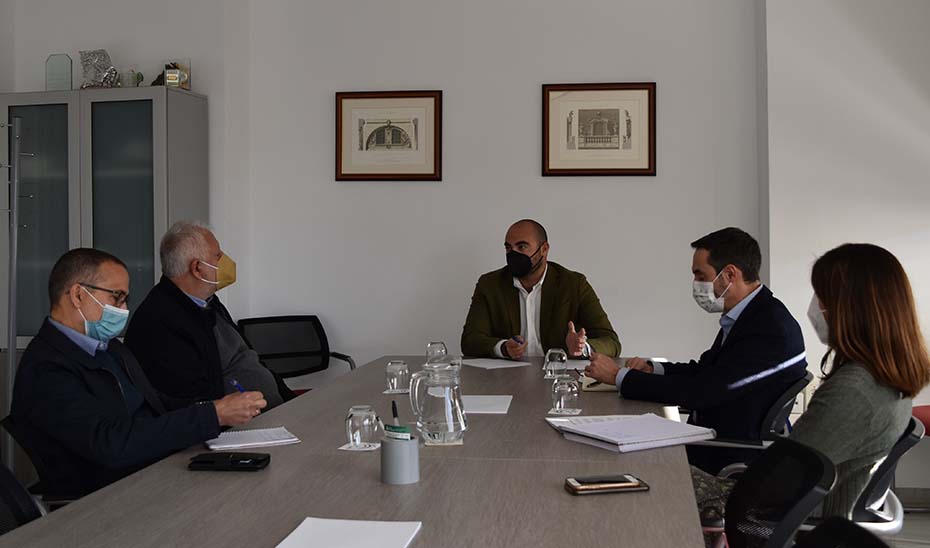 Reunión del secretario de Políticas Sociales, Daniel Salvatierra, y el director de Personas Mayores, Pedro Mancha, con Martín Durán, presidente de la FOAM.