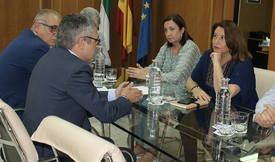 Foto de archivo de la consejera de Agricultura, Carmen Crespo, en una reunión con el secretario de Estado de Medio Ambiente.