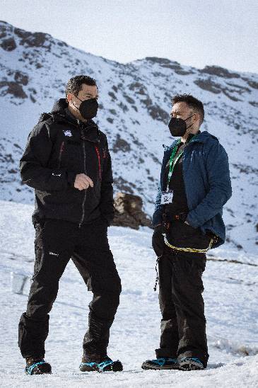 Juanma Moreno y Juan Antonio Bayona conversan entre las cumbres de Sierra Nevada.