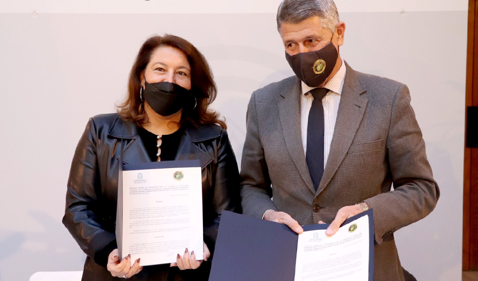 La consejera Carmen Crespo y el presidente de la Fundación Patrimonio Comunal Olivarero, Rafael Sánchez de Puerta, tras la firma del protocolo.