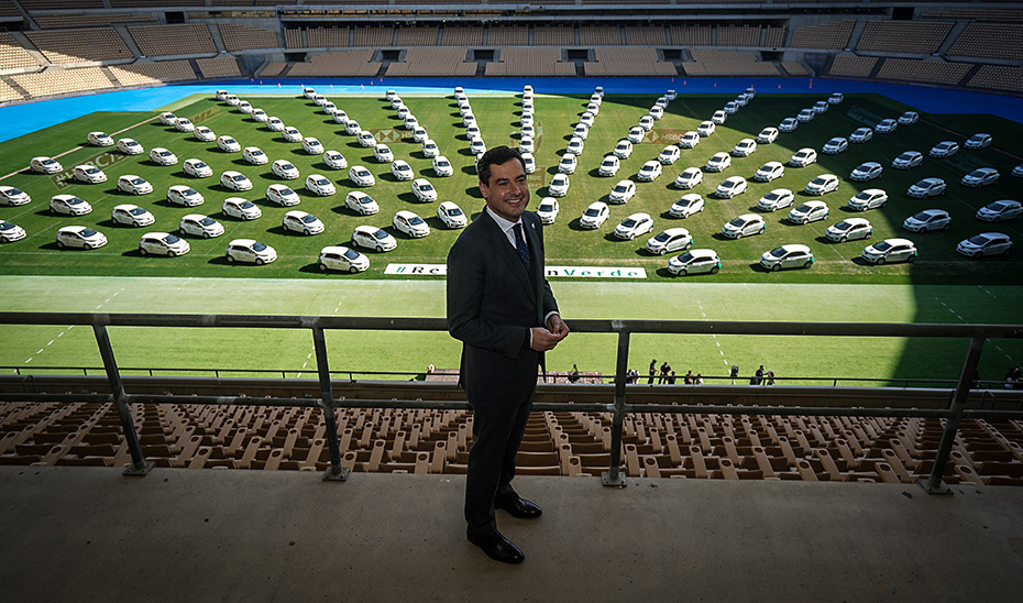 El presidente de la Junta posa en el Estadio de la Cartuja con los nuevos 147 nuevos vehículos.