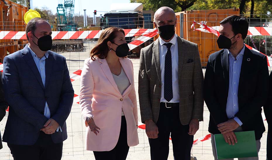 La consejera Carmen Crespo visitando este martes junto al alcalde las obras del trasvase de aguas residuales de la cuenca norte de Sevilla.