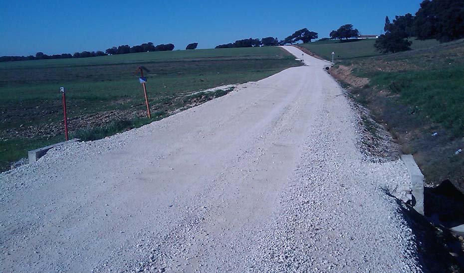 Foto de archivo de un camino rural adecuado para el tránsito de vehículos.