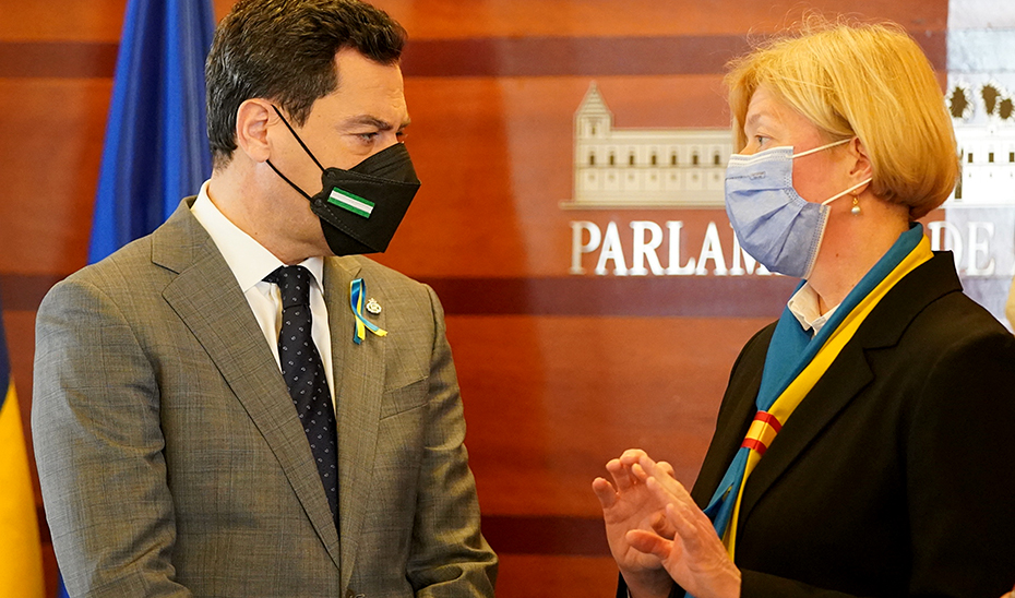 El presidente Juanma Moreno junto a la cónsul de Ucrania en Andalucía, Svitlana Kramarenko, en el Parlamento.