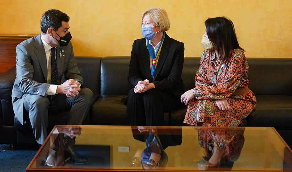 El presidente Juanma Moreno, reunido con la cónsul de Ucrania en Andalucía, Svitlana Kramarenko, y la presidenta del Parlamento de Andalucía, Marta Bosquet.