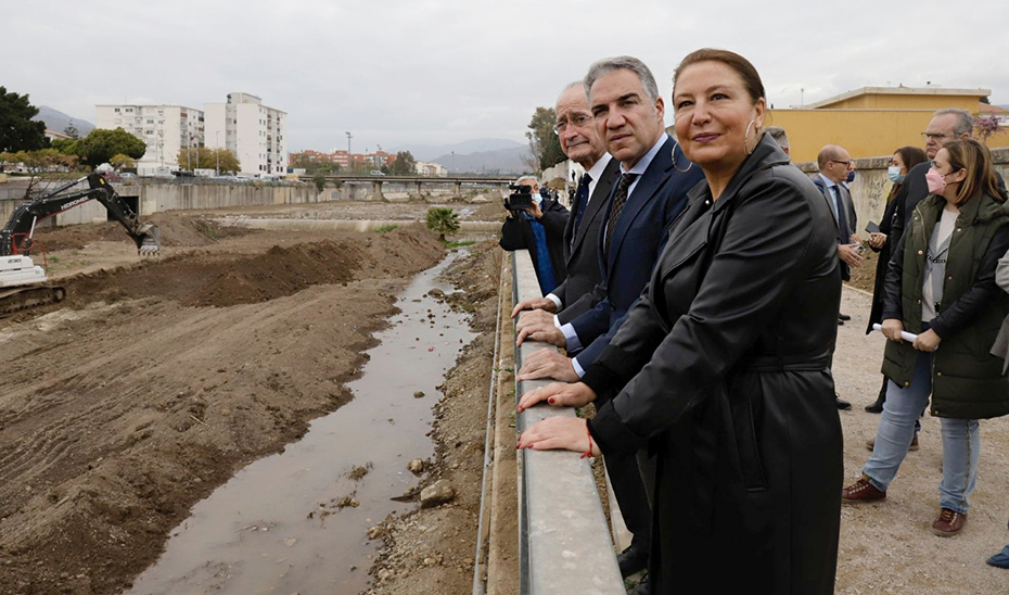 Elías Bendodo y Carmen Crespo, junto al alcalde de Málaga, en las obras de restauración del río Guadalmedina en Málaga.