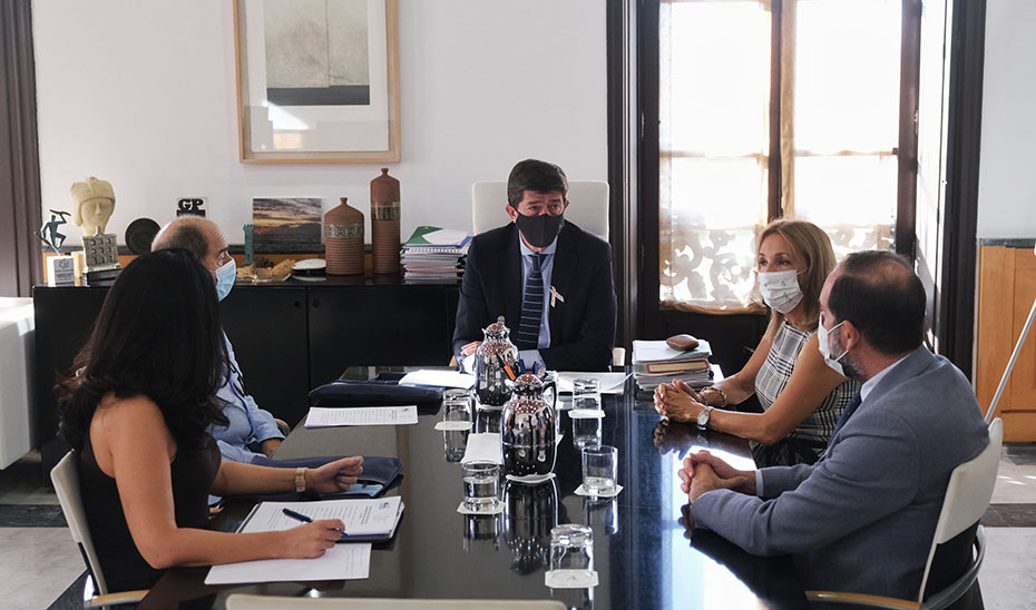 El vicepresidente de la Junta, Juan Marín, reunido con representantes de las asociaciones de víctimas del terrorismo.
