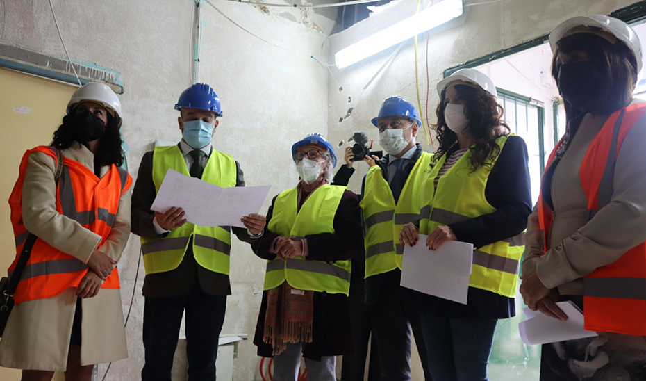 La consejera de Igualdad supervisa las obras de acondicionamiento de las instalaciones, ubicadas en Sevilla.