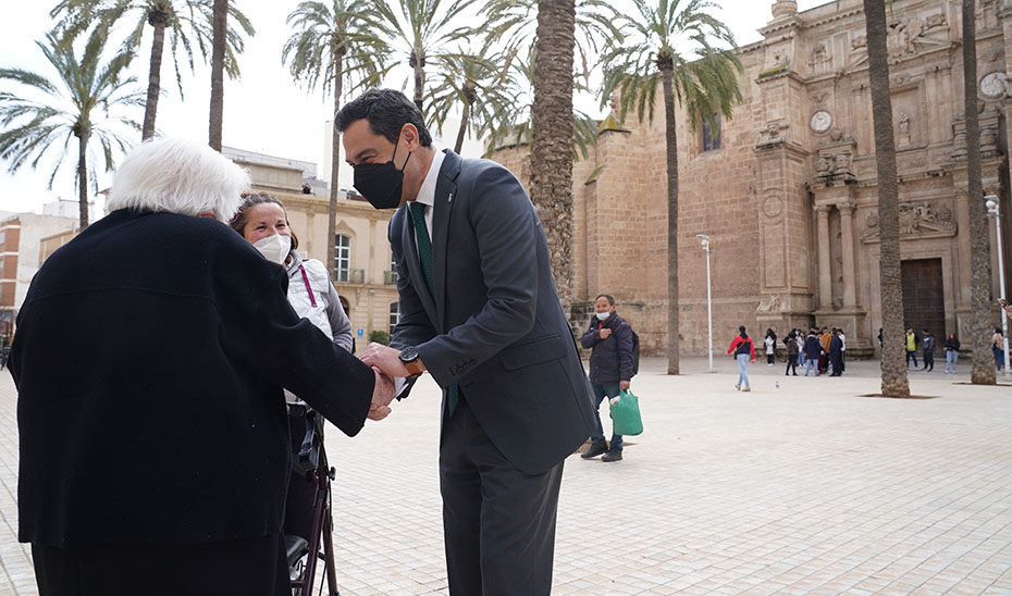 El presidente de la Junta saluda a una vecina durante el paseo por el centro de Almería.