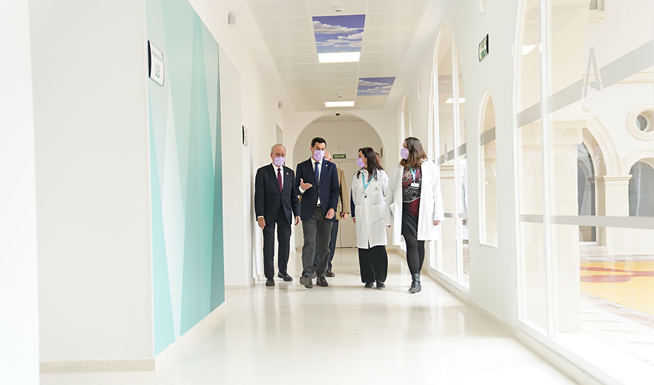 Moreno recorre las nuevas instalaciones de la unidad de trastorno de conducta alimentaria del hospital malagueño.