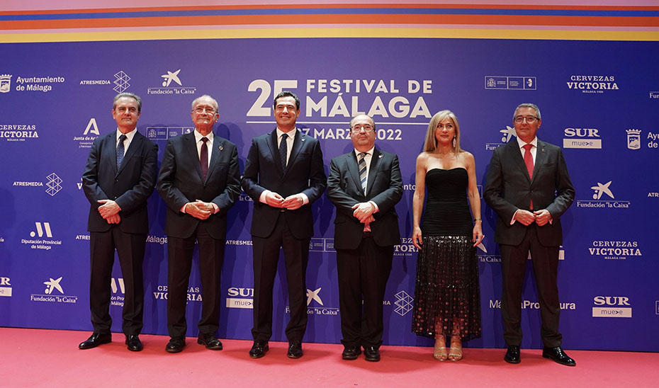 El presidente de la Junta, Juanma Moreno, con el resto de autoridades esta noche en la inauguración del 25º Festival de Málaga.