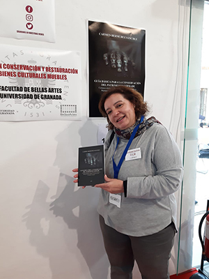 La autora, Carmen Bermúdez, en la presentación del Libro en FERIARCO 2020, Feria Cofrade de Motril (Granada).