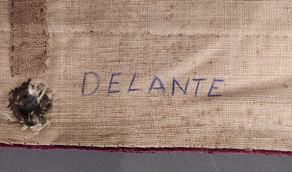 Inscripción ("Delante") por el reverso con bolígrafo en un palio procesional del siglo XVII. (Foto: Santa Conserva. Empresa especializada en restauración de textiles y bordados)