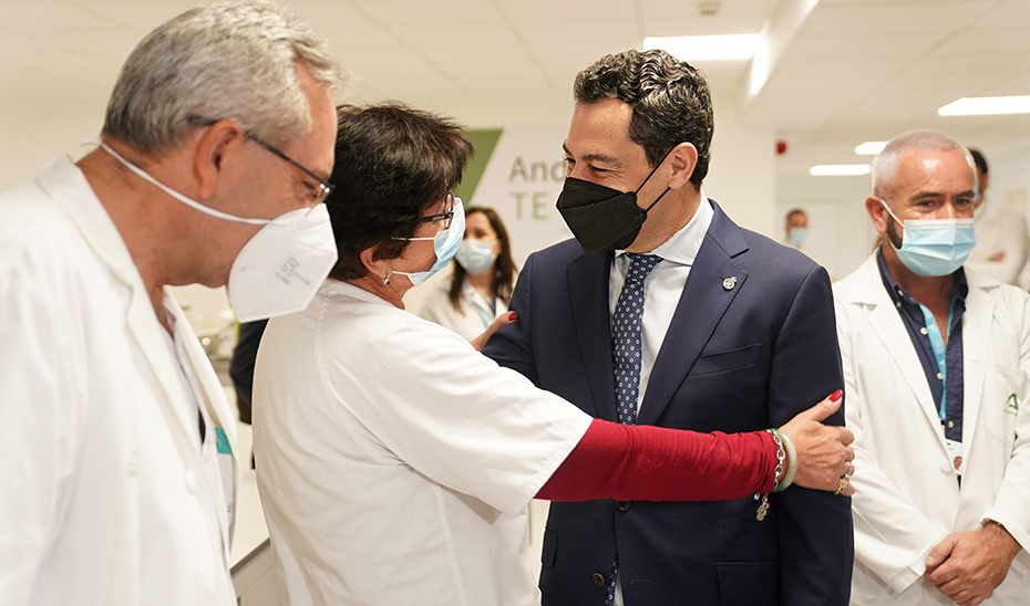 Juanma Moreno conversa con algunos de los trabajadores del centro hospitalario malagueño.