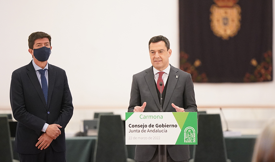 El presidente de la Junta, durante su intervención tras la reunión del Consejo de Gobierno celebrada en Carmona.