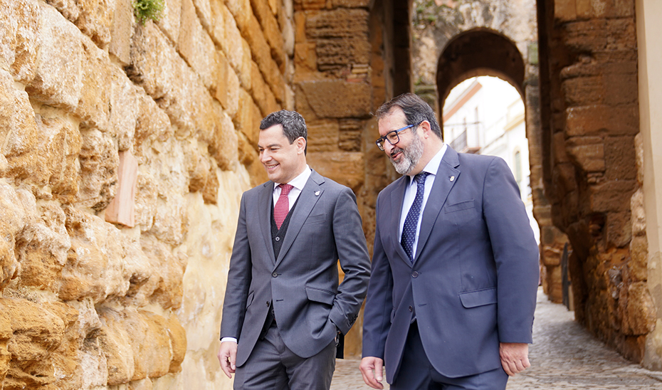 El presidente de la Junta, junto al alcalde de Carmona, Juan Manuel Ávila.