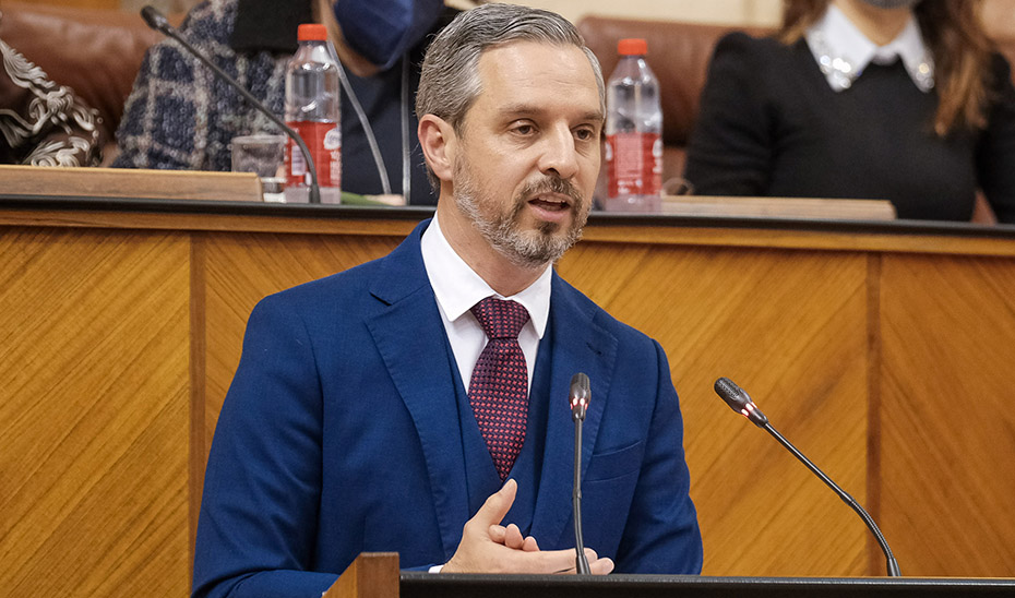 El consejero de Hacienda y Financiación Europea, Juan Bravo, durante el pleno del Parlamento.