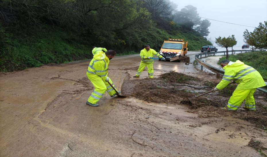 Tareas de limpieza en la carretera A-369 a su paso por Gaucín (Málaga).