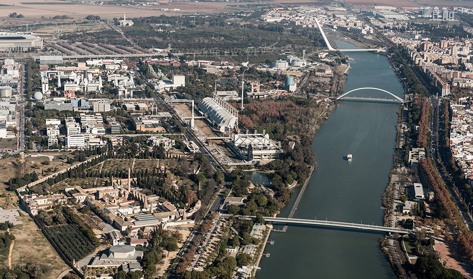 Vista aérea del Parque Científico y Tecnológico de la Cartuja, junto al río Guadalquivir.