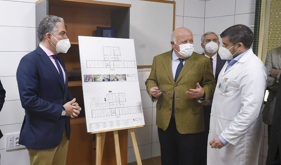 Los consejeros Elías Bendodo y Jesús Aguirre, durante su visita al centro de salud de El Palo.