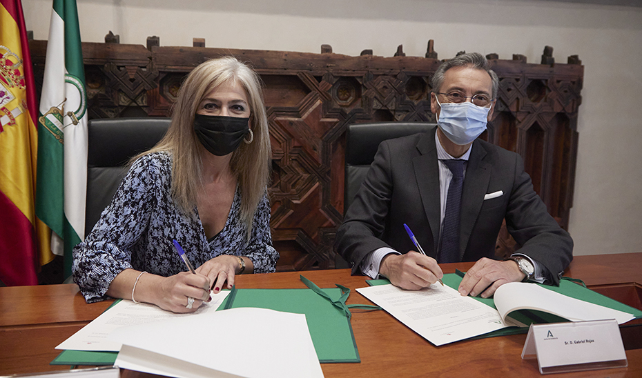 La consejera Patricia del Pozo y el empresario Gabriel Rojas tras la firma del acuerdo.