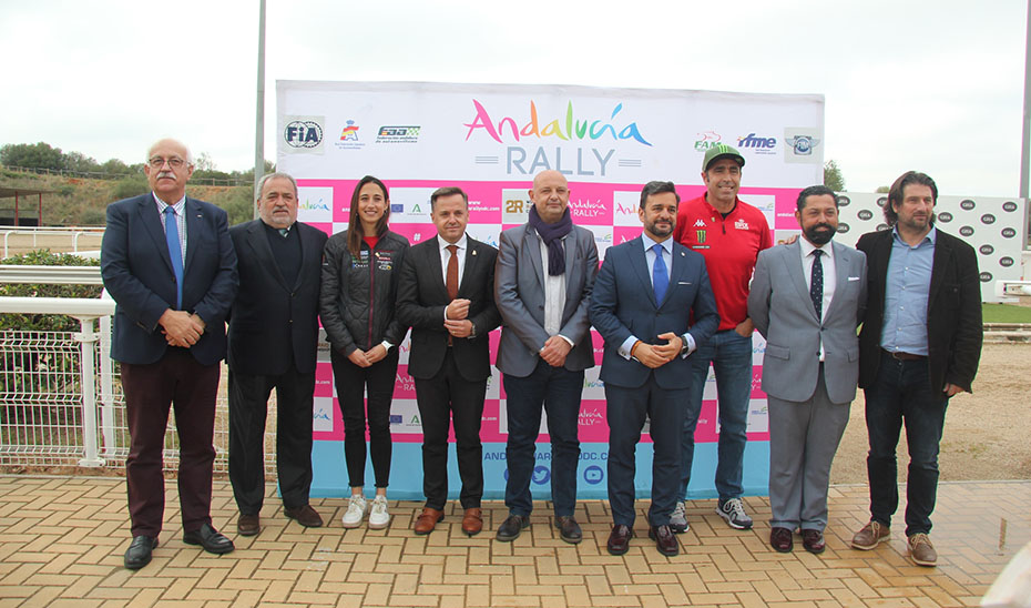 El viceconsejero Manuel Alejandro Cardenete (cuarto por la dcha.) presentando este martes en Dos Hermanas la nueva edición Andalucía Rally.