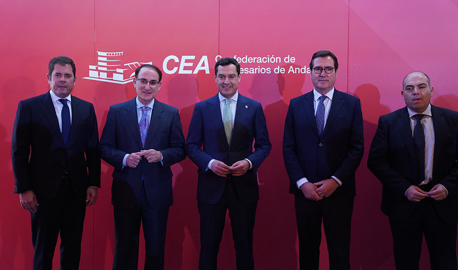 El presidente posa en el 'photocall' de la CEA con los líderes de la patronal andaluza.