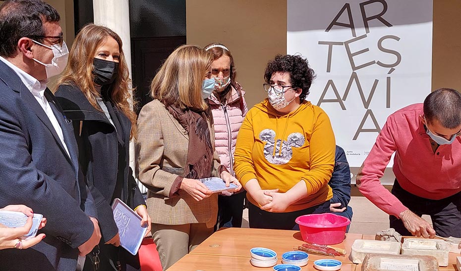 La consejera de Empleo, Rocío Blanco, visita la Feria de Artesanía instalada en la Escuela del Albaycín, en Granada.