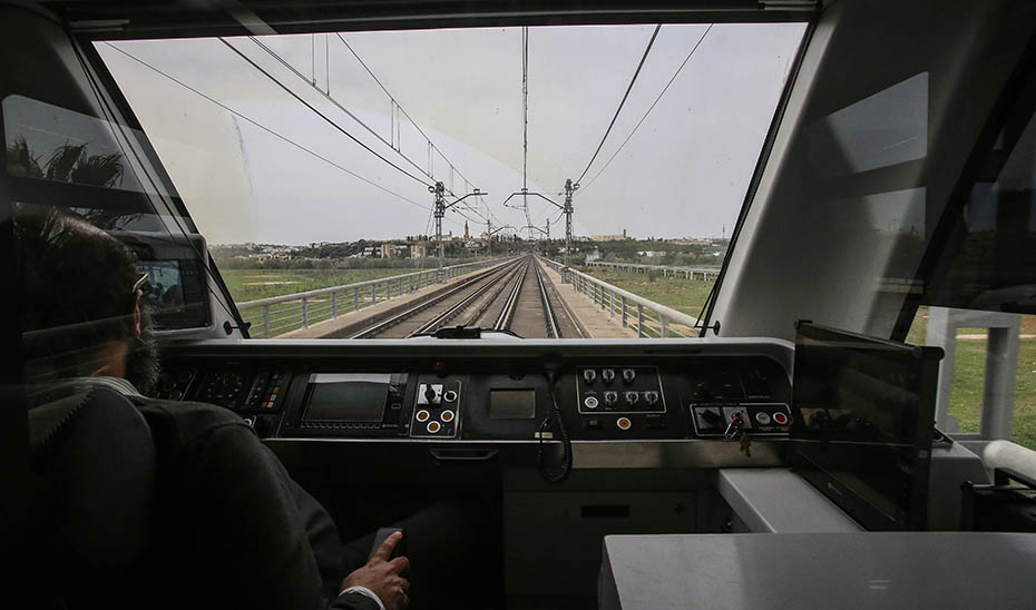 Conductor del Metro de Sevilla en la cabina controlando la velocidad en la recta que comunica con el Aljarafe.
