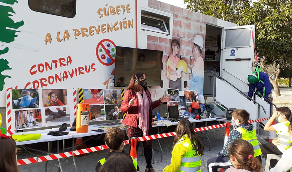 Alumnos asisten a una actividad de la campaña Aprende a Crecer para prevenir los accidentes laborales desde las aulas.