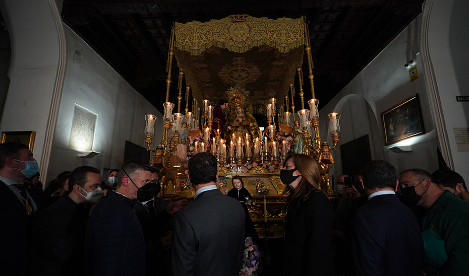 Moreno, frente a la Virgen de la Esperanza, para cuya restauración ha anunciado una ayuda de 30.000 euros.