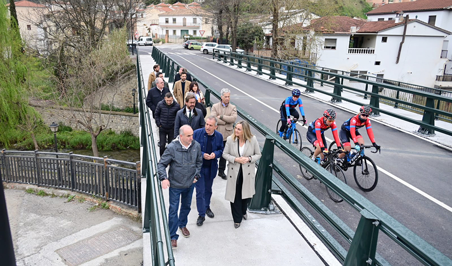 La consejera Marifrán Carazo pasea con las autoridades por el recién rehabilitado Puente de la Duquesa de Pinos Genil.
