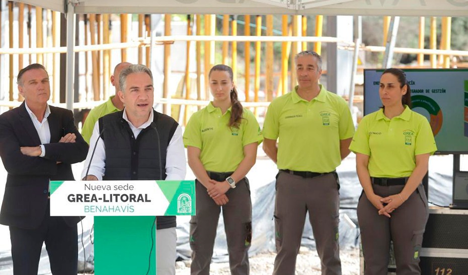 El consejero Elías Bendodo informa tras visitar las obras de la nueva base GREA litoral en Benahavís.