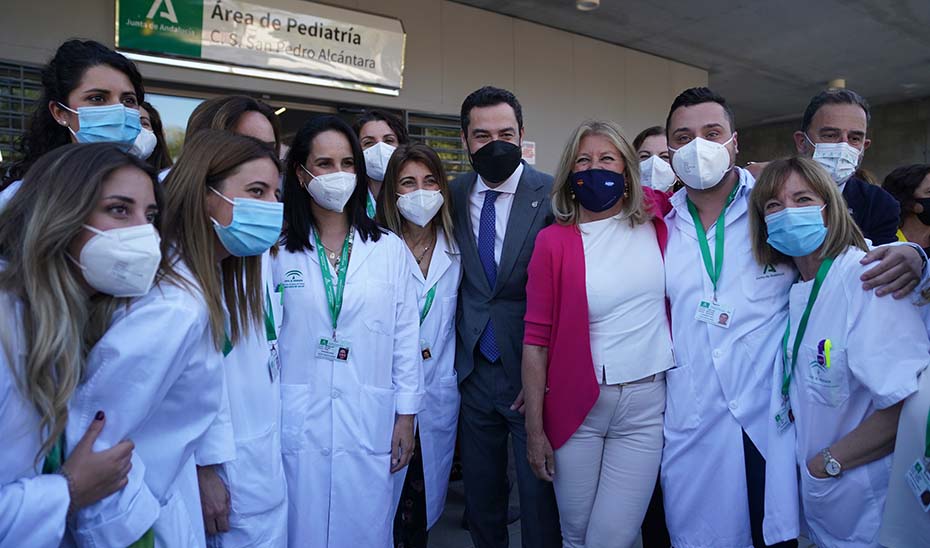 El presidente andaluz, junto a la alcaldesa de Marbella y trabajadores sanitarios.