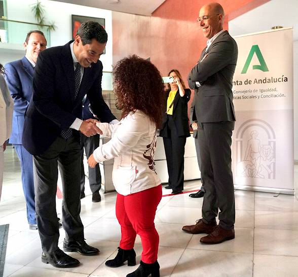Juanma Moreno saluda a la presidenta de Cermi, Marta Castillo.