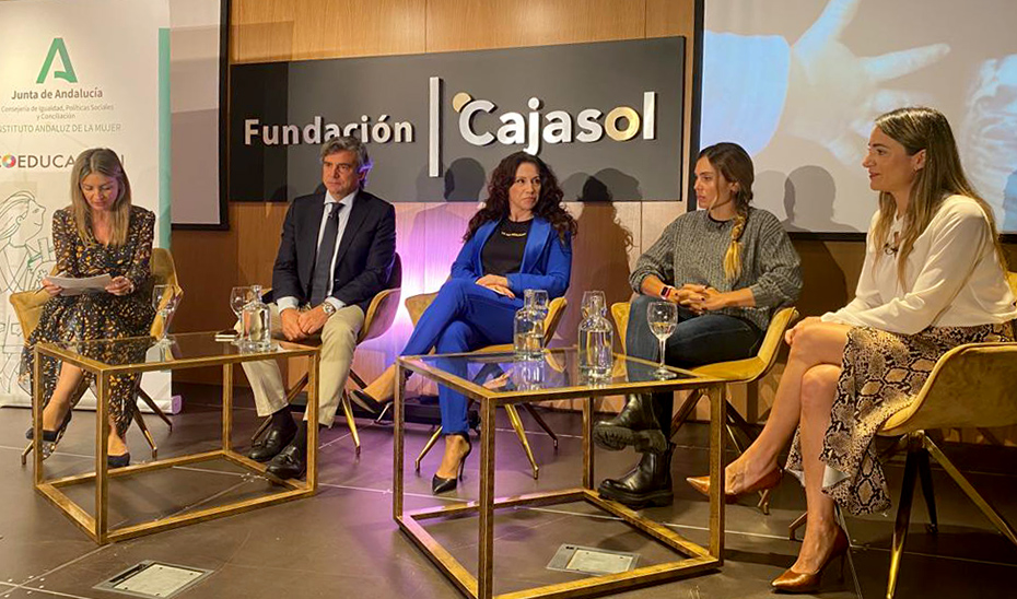 La consejera Rocío Ruiz, durante la mesa redonda celebrada en la Fundación Cajasol.