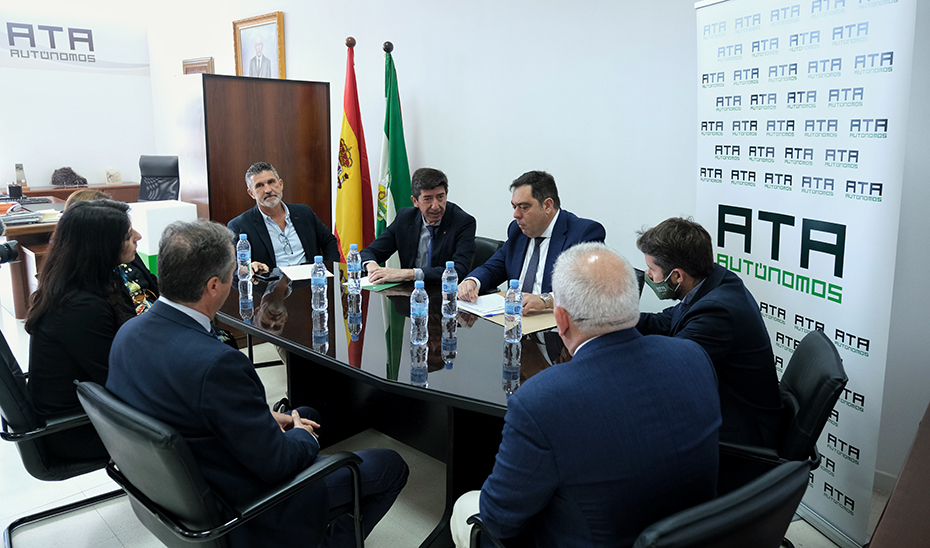 Juan Marín detallando las medidas del Gobierno de Andalucía a favor de los autónomos.