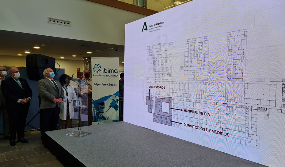 El consejero de Salud, Jesús Aguirre, presentó el proyecto del nuevo hospital de día del Virgen de la Victoria.